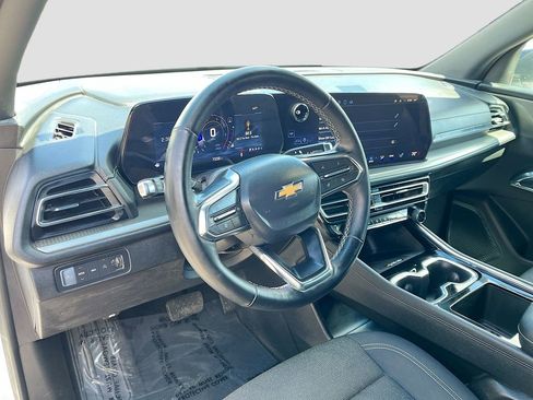 Used 2025 Chevrolet Traverse LT w/ Driver Confidence Package AWD/4WD image 9