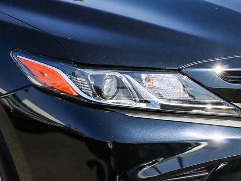 Used 2018 Toyota Camry SE FWD image 4