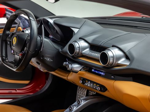 Used 2020 Ferrari 812 Superfast RWD image 27