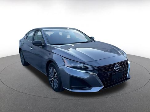 Used 2025 Nissan Altima 2.5 SV image 3