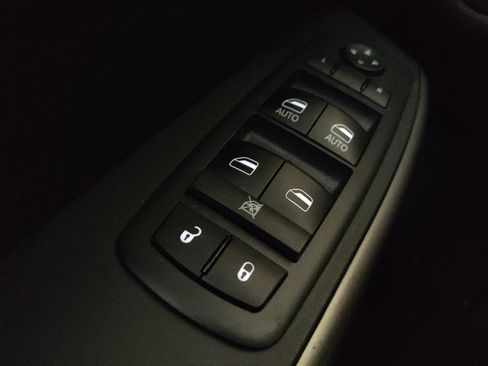 Used 2019 Jeep Cherokee Latitude Plus w/ Comfort/Convenience Group FWD image 27