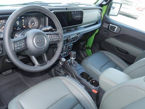 New 2025 Jeep Gladiator Mojave w/ Convenience Group image 16