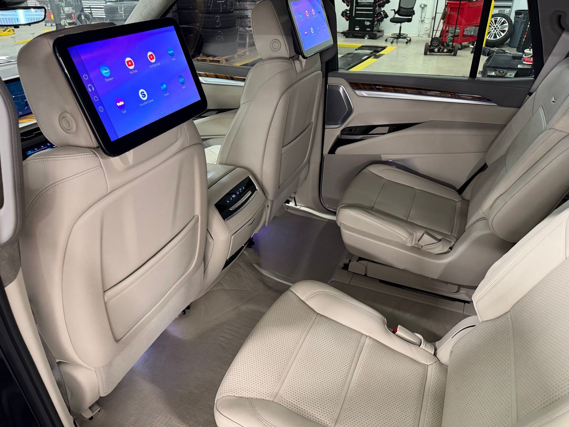 Certified 2025 Cadillac Escalade Sport Platinum w/ LPO, ONYX Package AWD/4WD image 39
