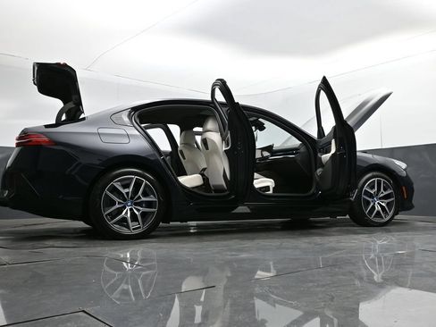 Used 2025 BMW i5 xDrive40 w/ M Sport Package AWD/4WD image 49