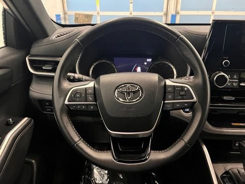 Used 2024 Toyota Highlander XSE FWD image 23