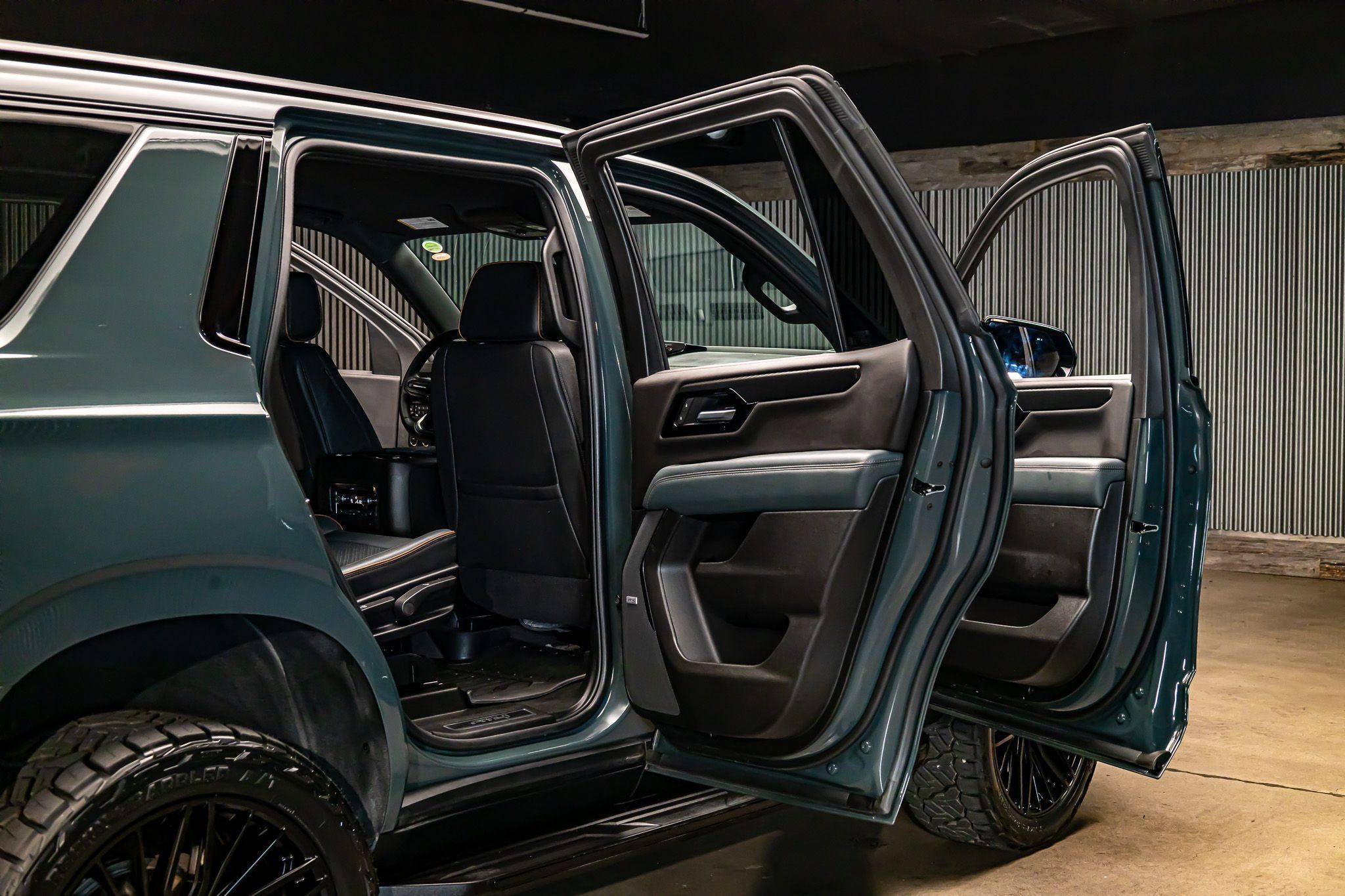 Used 2025 GMC Yukon AT4 w/ LPO, AT4 Appearance Package AWD/4WD image 31