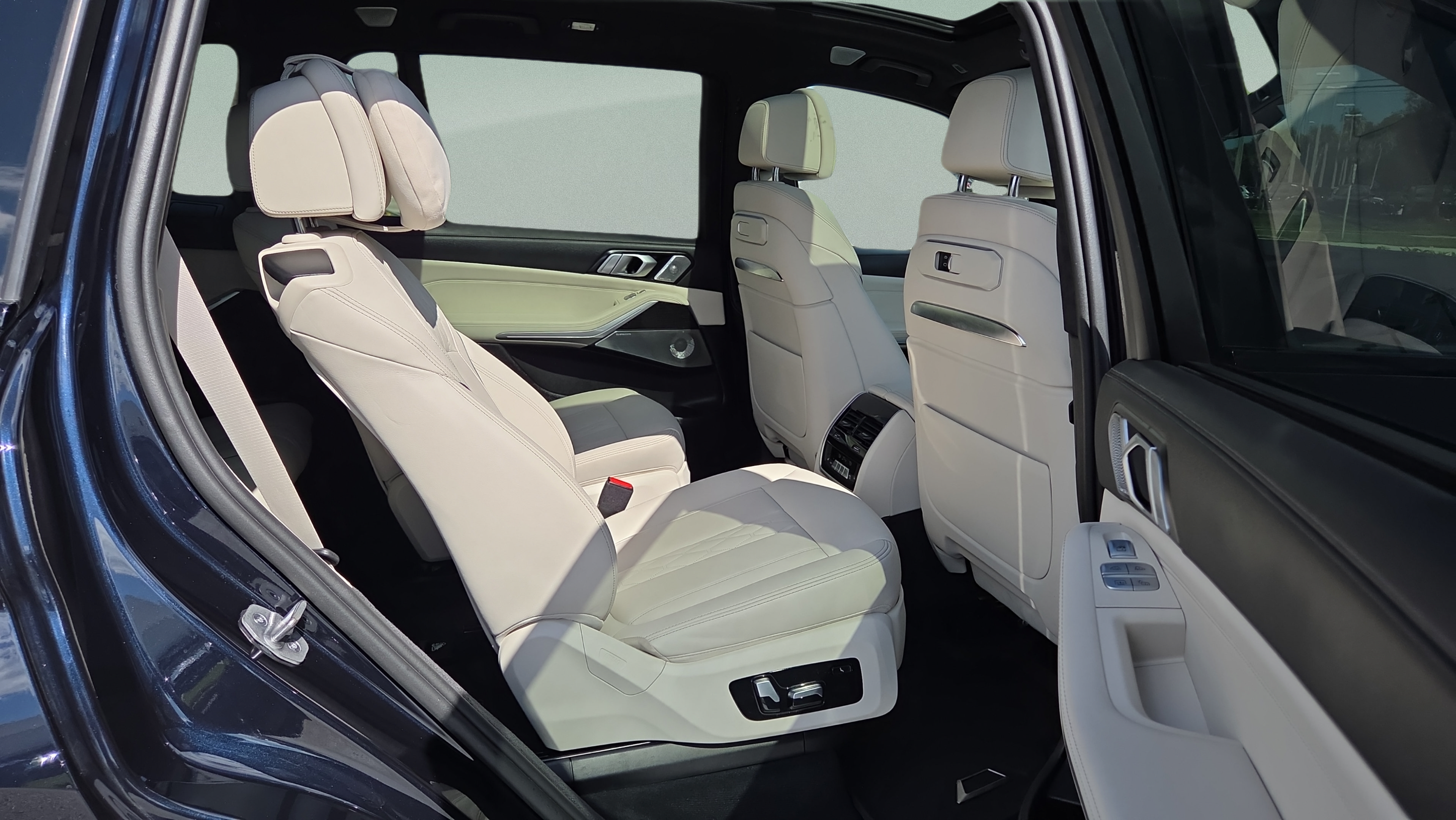 Certified 2024 BMW X7 xDrive40i w/ M Sport Package AWD/4WD image 15