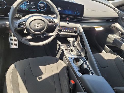 New 2025 Hyundai Elantra SEL image 10