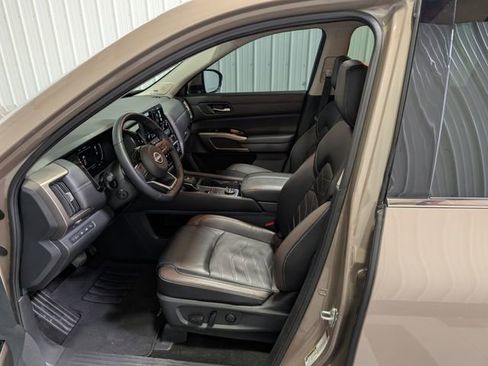 Used 2025 Nissan Pathfinder Platinum w/ Cargo Package AWD/4WD image 16