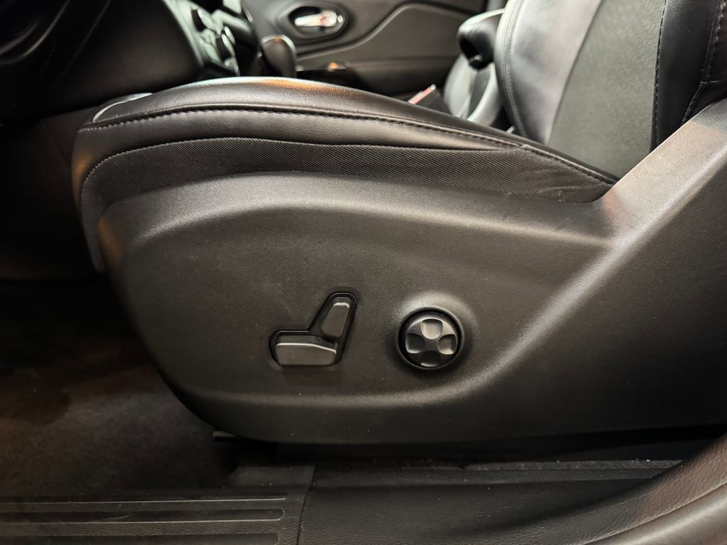 Used 2021 Jeep Cherokee Latitude Plus FWD image 15