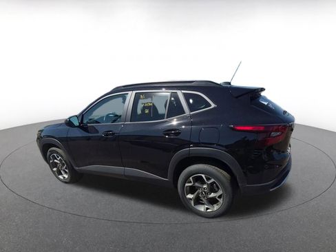 Used 2025 Chevrolet Trax LT w/ LT Convenience Package image 5