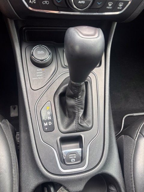 Used 2019 Jeep Cherokee Latitude Plus w/ Comfort/Convenience Group AWD/4WD image 21