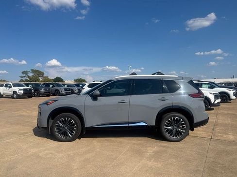 Certified 2025 Nissan Rogue Platinum FWD image 14