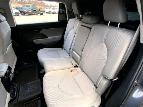 Used 2024 Toyota Highlander LE image 20