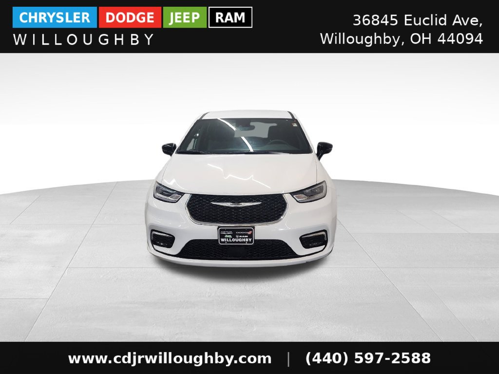 Used 2025 Chrysler Pacifica Select FWD image 2