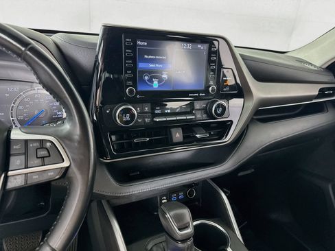 Used 2022 Toyota Highlander XLE AWD/4WD image 16
