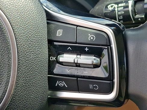 Used 2024 Kia Carnival LX FWD image 22
