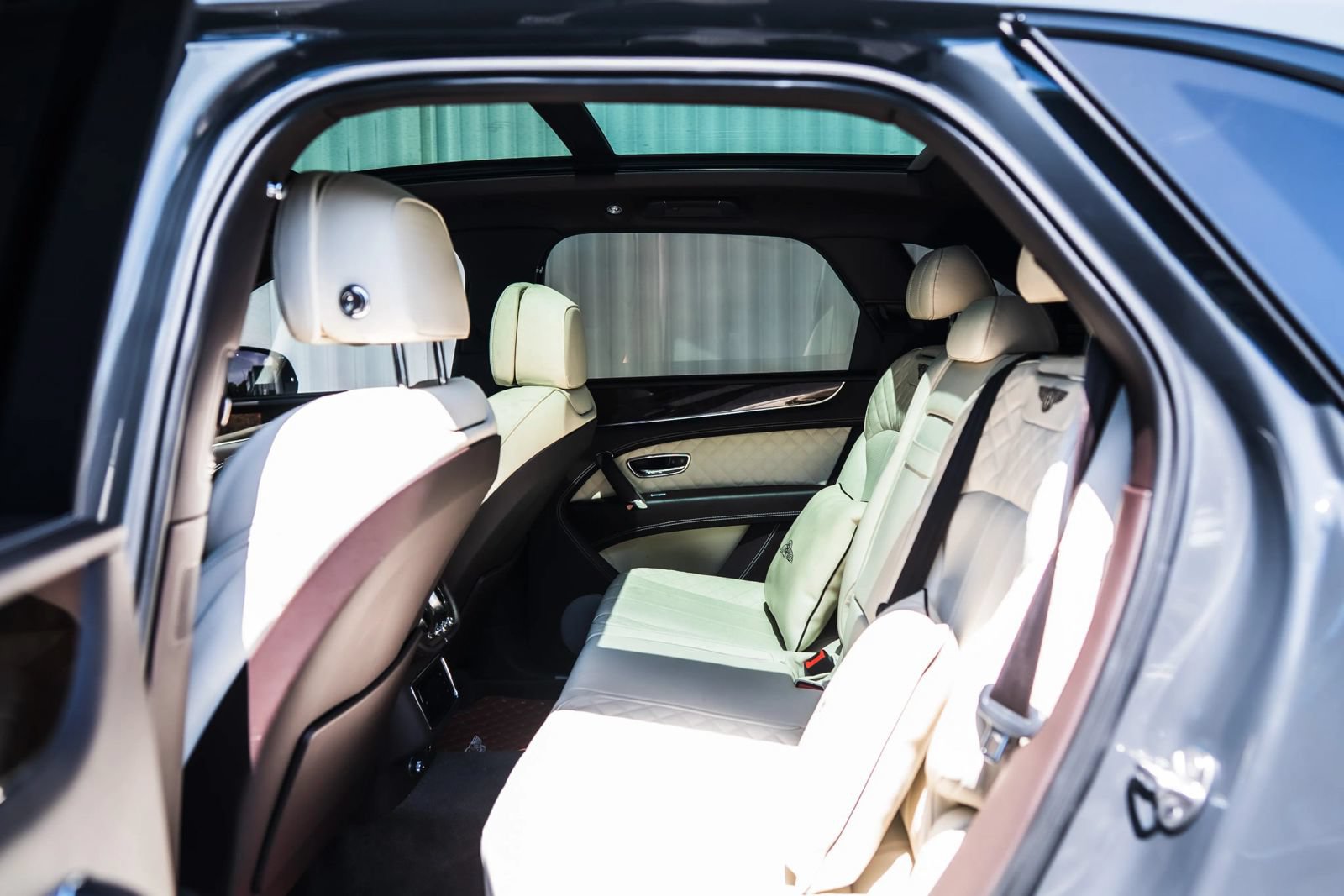 Used 2018 Bentley Bentayga AWD/4WD image 18