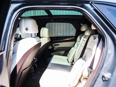 Used 2018 Bentley Bentayga AWD/4WD image 18