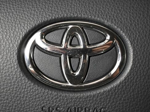 Used 2021 Toyota Highlander XLE AWD/4WD image 35