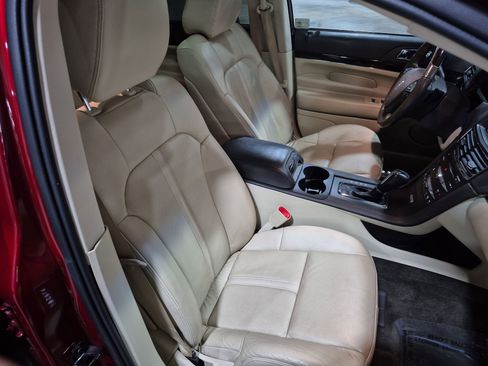 Used 2018 Lincoln MKT AWD image 30