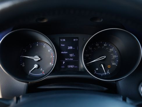 Used 2020 Toyota C-HR XLE image 28