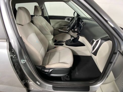 Used 2023 Kia Soul LX w/ LX Technology Package image 6