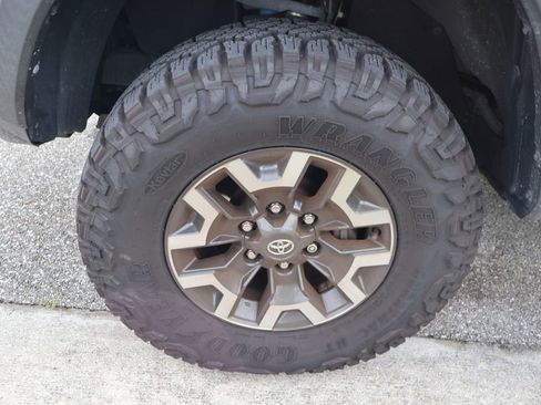 Used 2021 Toyota Tacoma TRD Off-Road AWD/4WD image 4