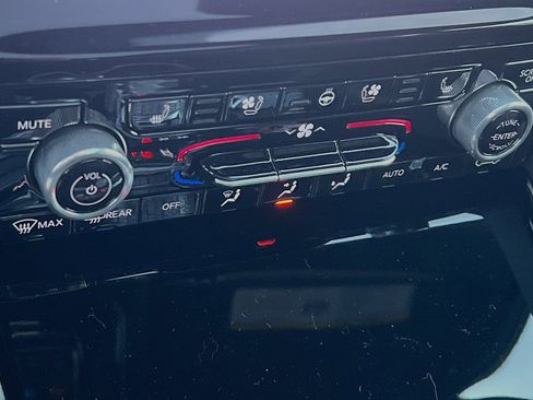 New 2024 Jeep Grand Cherokee Overland w/ Luxury Tech Group IV image 19