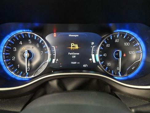 Used 2025 Chrysler Pacifica Select image 32