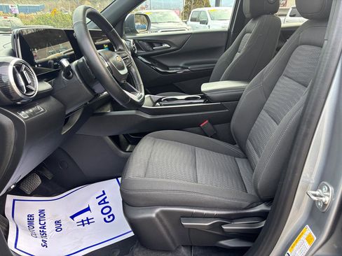 Used 2025 Chevrolet Equinox LT w/ Safety and Technology Package image 9