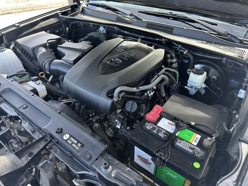 Used 2018 Toyota Tacoma TRD Sport w/ Technology Package AWD/4WD image 16