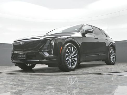 Certified 2025 Cadillac Lyriq Luxury AWD/4WD image 23