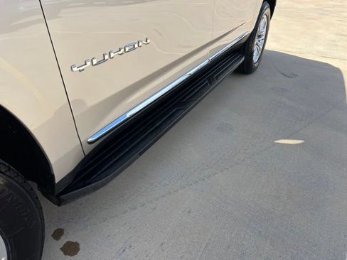 Used 2022 GMC Yukon XL SLT w/ SLT Premium Package AWD/4WD image 9