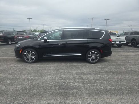 Used 2026 Chrysler Pacifica Pinnacle w/ Trailer Tow Group AWD/4WD image 4
