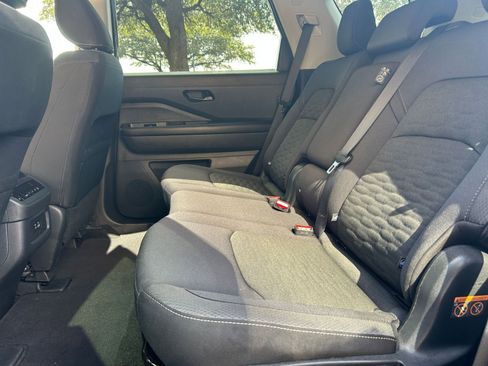 Used 2025 Nissan Pathfinder SV image 26