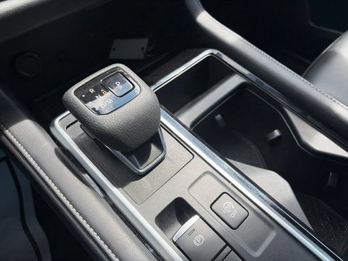 Used 2025 Nissan Pathfinder SL AWD/4WD image 29