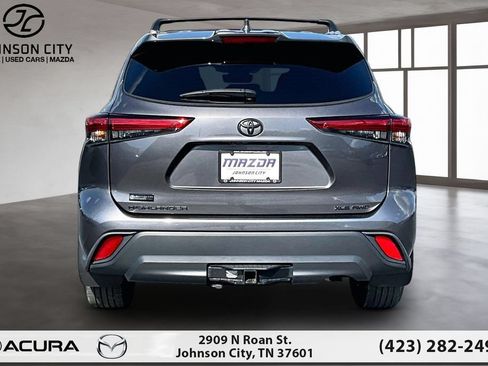 Used 2021 Toyota Highlander XLE AWD/4WD image 4