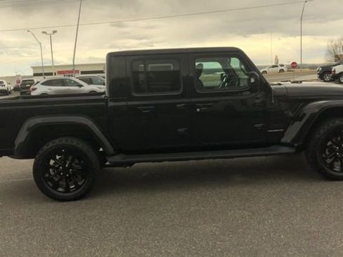 Used 2023 Jeep Gladiator Overland image 9