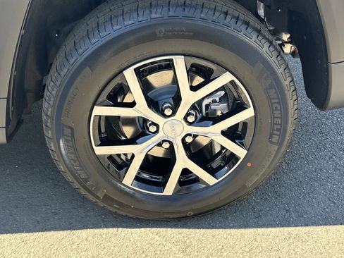 New 2025 Jeep Grand Cherokee Limited w/ Luxury Tech Group II AWD/4WD image 25