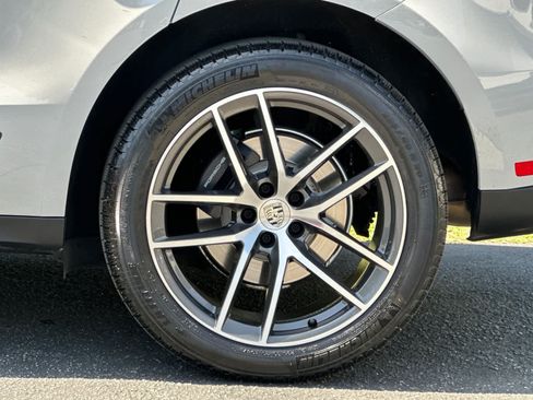 Certified 2025 Porsche Macan AWD/4WD image 30