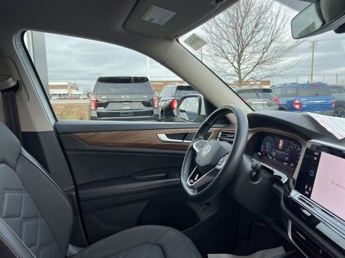 Used 2024 Volkswagen Atlas SE image 36