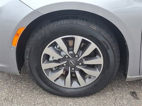 Used 2021 Chrysler Pacifica Limited w/ Premium & Safety Sphere Group image 8