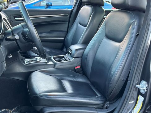 Used 2016 Chrysler 300 Limited RWD image 7