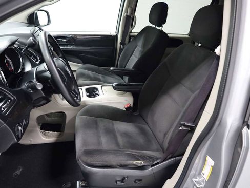 Used 2016 Dodge Grand Caravan SXT image 5