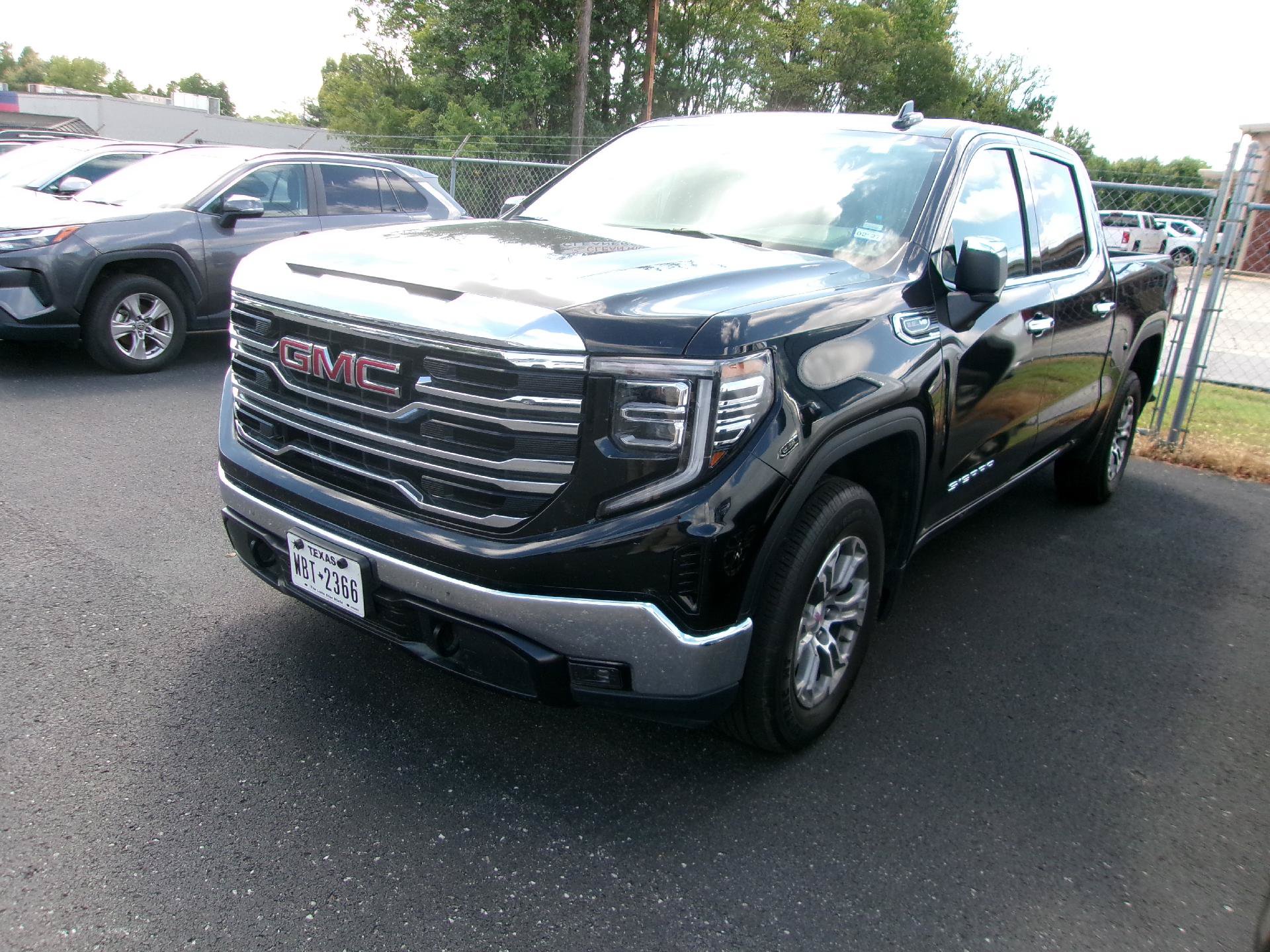 Used 2025 GMC Sierra 1500 SLT RWD image 1
