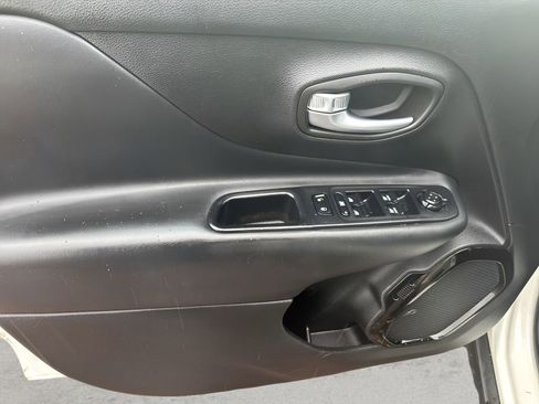 Used 2017 Jeep Renegade Altitude AWD/4WD image 14