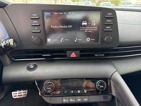 Certified 2025 Hyundai Elantra Sport image 21