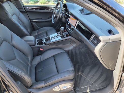 Used 2025 Porsche Macan image 28