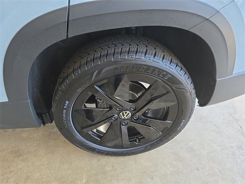 New 2025 Volkswagen Taos SE image 27